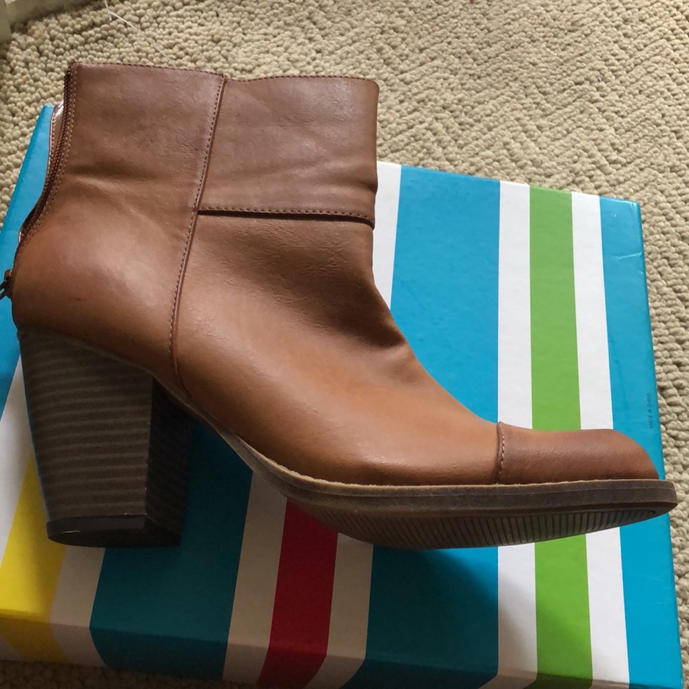 NWT Elyse tan/brown cowboy boot style mid rise boot